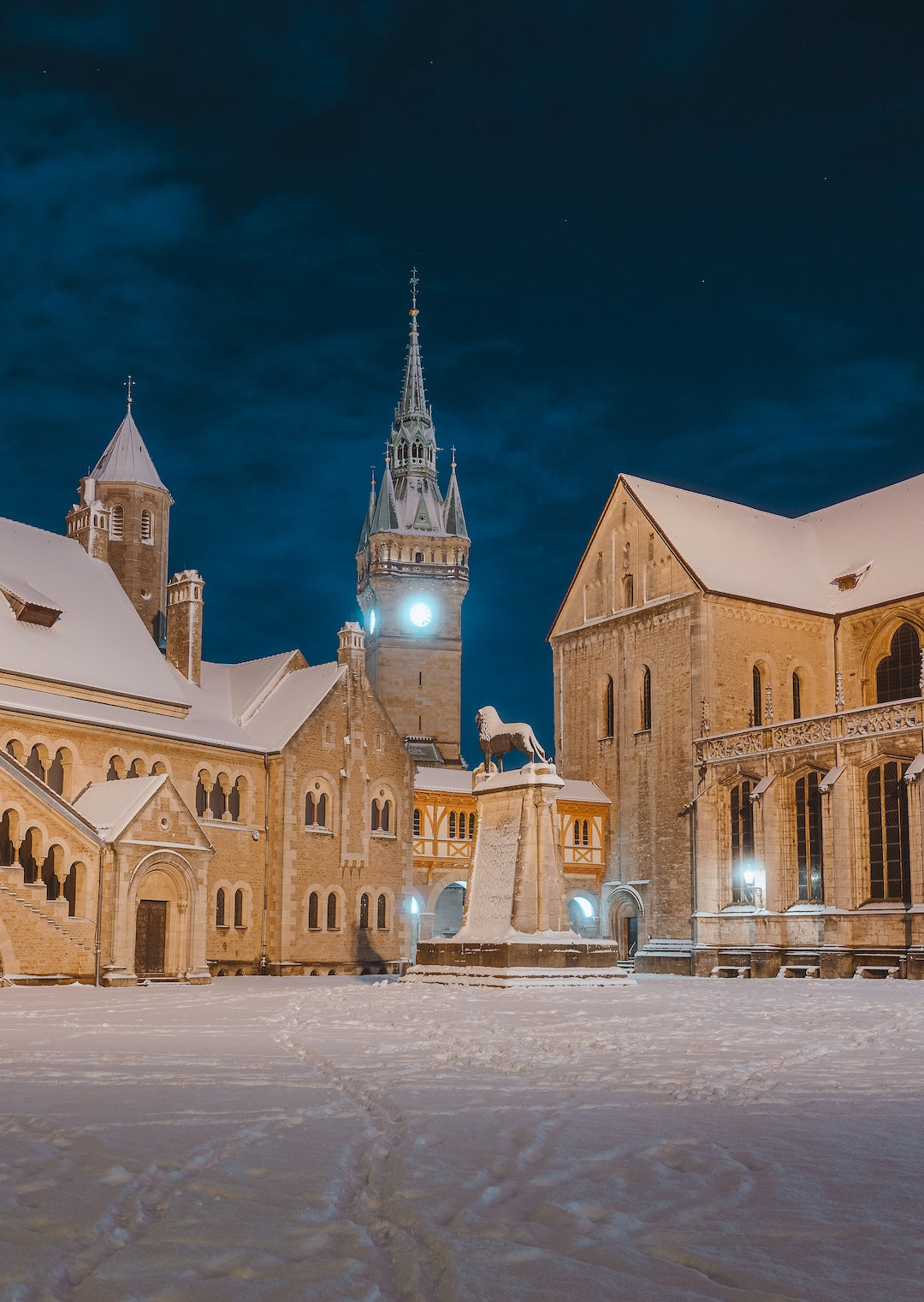 ArtLine Print: Verschneiter Burgplatz bei Nacht