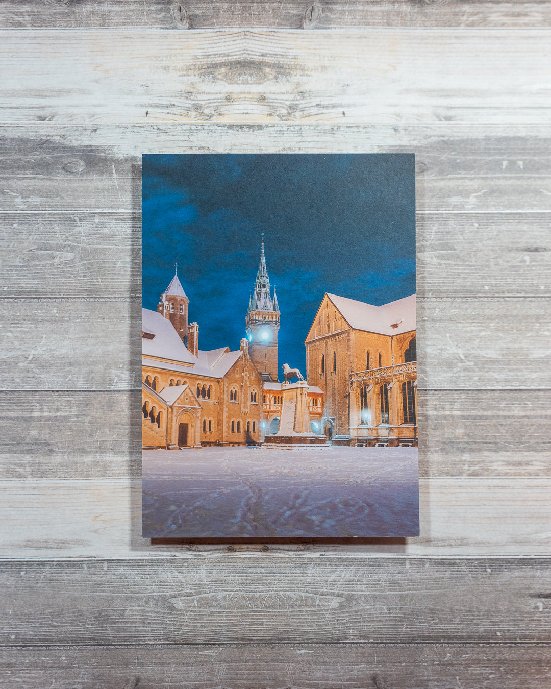 ArtLine Print: Verschneiter Burgplatz bei Nacht
