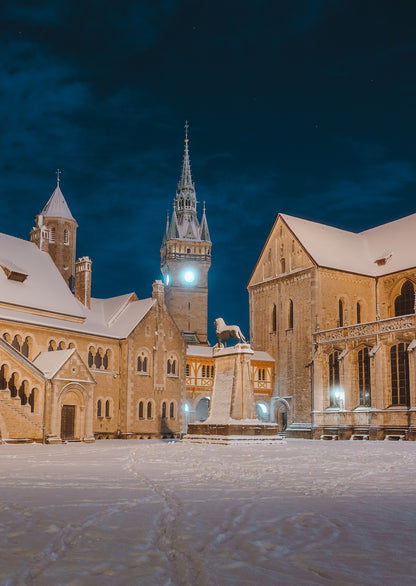 ArtLine Print: Verschneiter Burgplatz bei Nacht